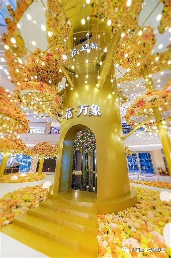 开云电竞|英忠犬年年如一日窗台远眺 静候主人归(图2) 开云电竞官网